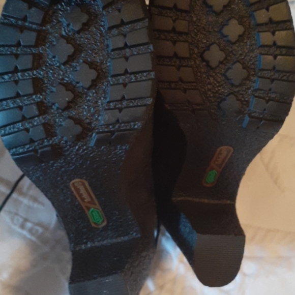 Boots - Picture 4 of 4